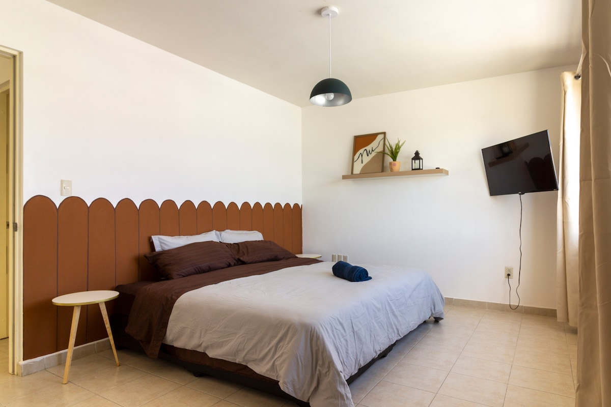 Dhomë gjumi kryesore si krevat dopio "king" dhe televizor inteligjent 40 "me Neflix, Prime Video dhe Youtube.