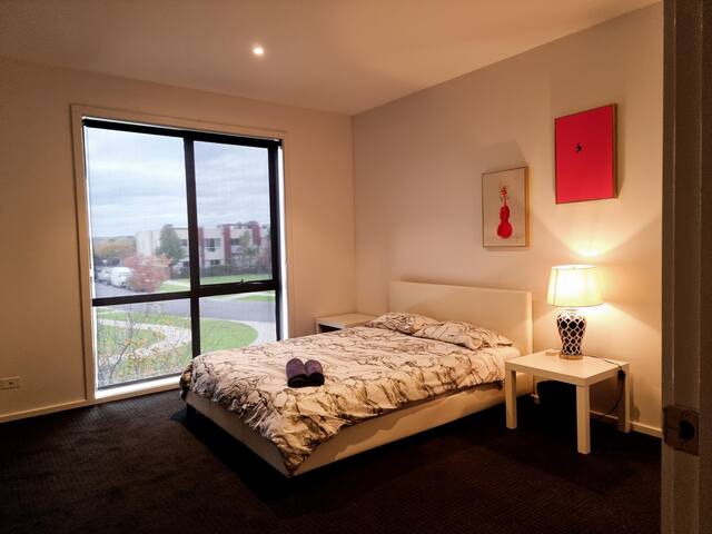 Cheerful lakeside home with beautiful lake view gallery image 3