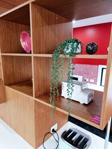 Cheerful lakeside home with beautiful lake view gallery image 5