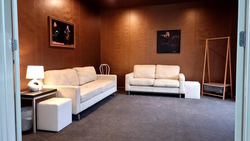 Cheerful lakeside home with beautiful lake view gallery image 4