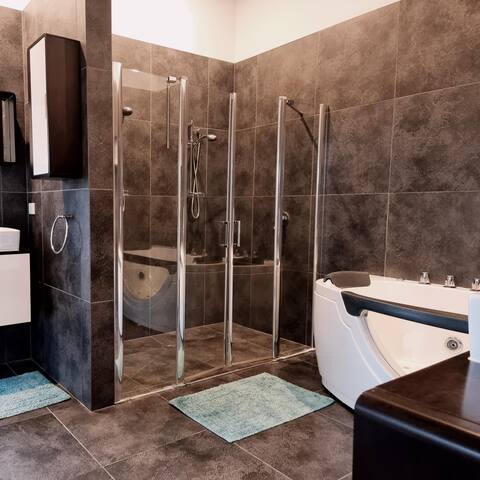 Cheerful lakeside home with beautiful lake view gallery image 2