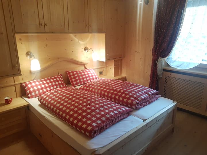Dormitorio con cama doble
