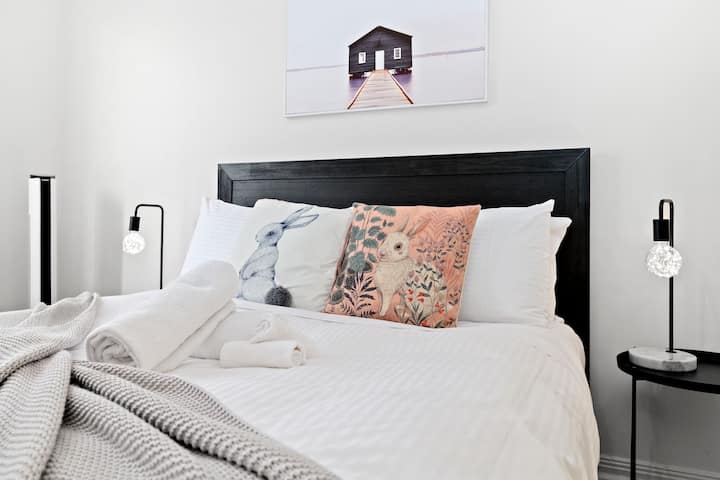 Bedroom with queen size bed