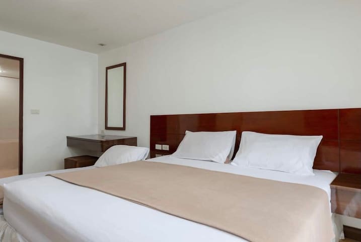 15 people 2min walk to bts ploenchit