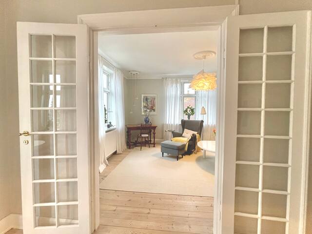 Beautiful Villa near the beach – light & airy. gallery image 2