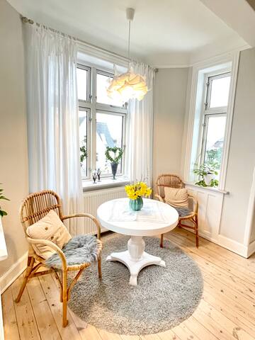 Beautiful Villa near the beach – light & airy. gallery image 5