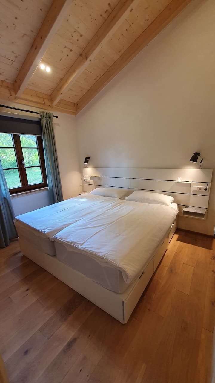 Schlafzimmer 1 - Doppelbett Liegefläche 1,80 x 2,00 m