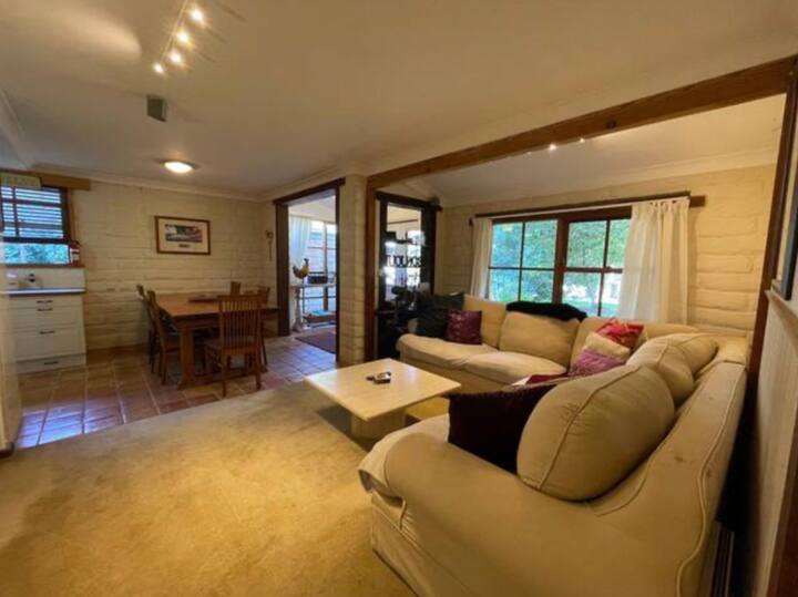 Bright Mudbrick Cottage - Bright