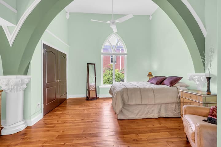 Acha kitanda hiki cha ukubwa wa malkia kilichovaa vizuri na kifuniko cha mfarishi cha hariri juu ya mfariji anayekuvutia kulala. Meza ya kando ya kitanda yenye vioo inaongeza mguso kamili wa uzuri. 