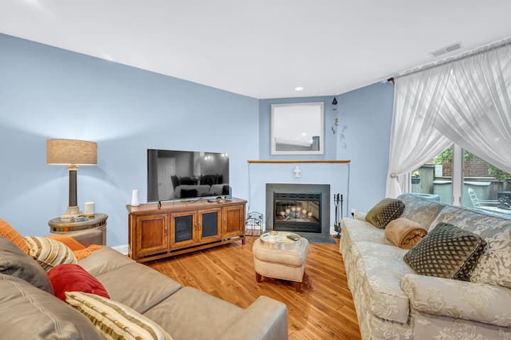 Katika sebule, fungua mlango wa meko ya glasi ya kifahari ili kufunua candelabra. Punguza mishumaa ya chai ili kuunda mazingira ya kimapenzi wakati wowote wa mwaka.  Au ikiwa unapendelea TV, kusanya pande zote ili kutazama onyesho unalolipenda.