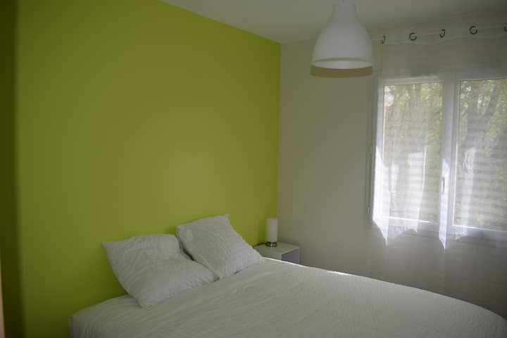 Habitación n°1 con cama queen size (160*190) y armario de pared