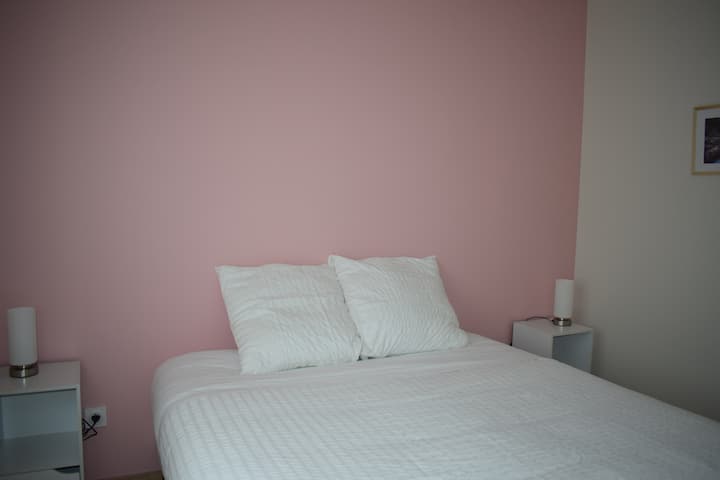 Habitación n°2 con cama queen size (160*190) y armario de pared