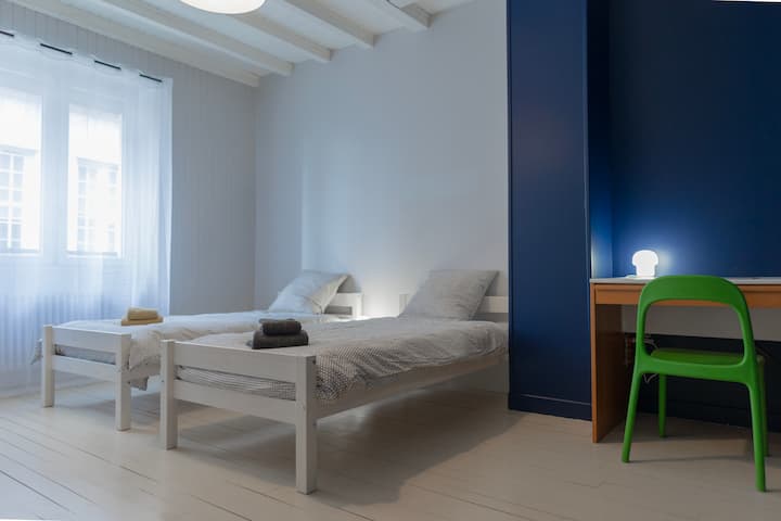 Chambre numéro 6 avec 2 lits simples (90x190)