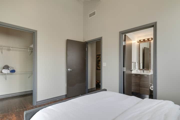 Profitez d'un lit king size moelleux et d'un décor élégant dans ce refuge stylé de Dallas!