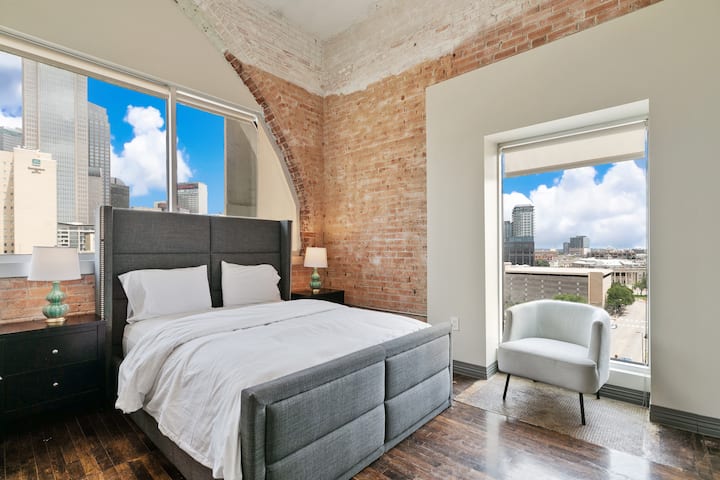 Profitez d'un lit king size moelleux et d'un décor élégant dans ce refuge stylé de Dallas!