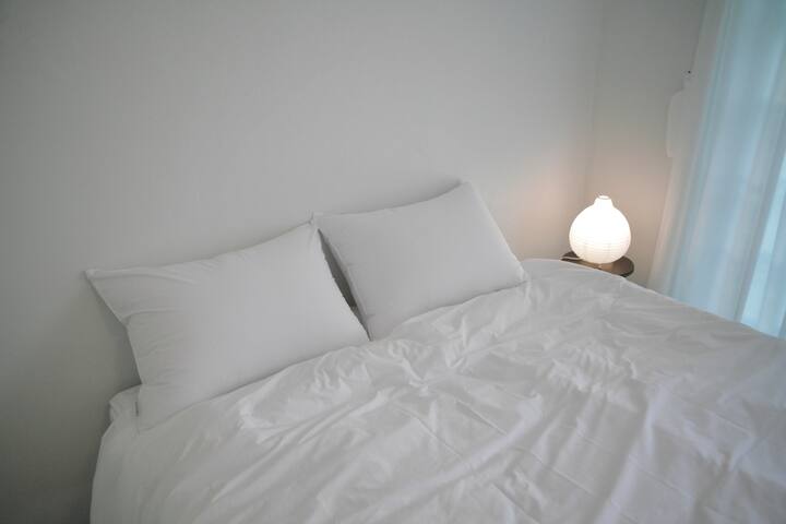 יש מצעים מרווחים ונעימים.