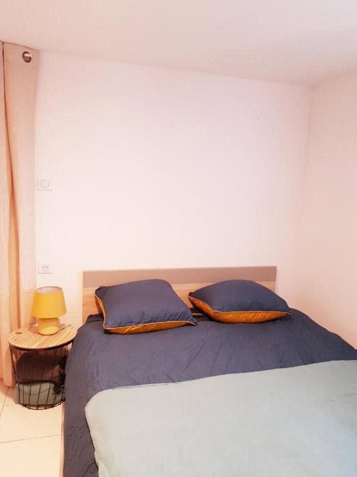 3 º dormitorio situado en el apartamento contiguo a la casa, esta habitación será accesible si son más de 4 viajeros, tiene capacidad para dos viajeros adicionales.