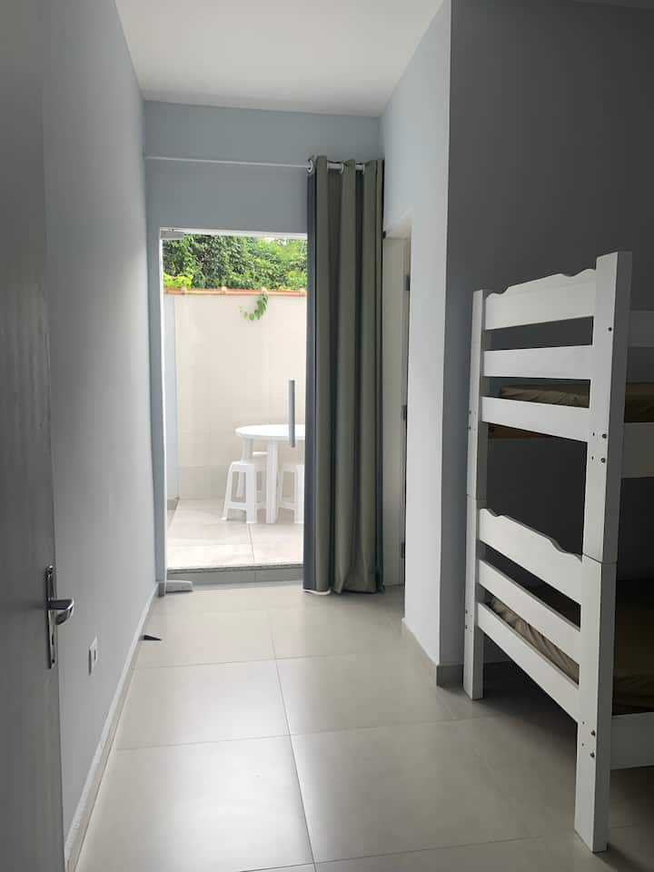 Master suite com povedal para area de churrasco!
