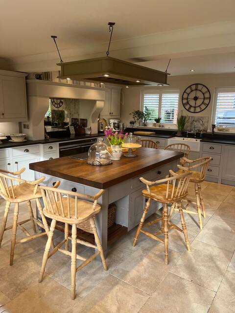 Central Stockbridge - stunning 6 bedroom home