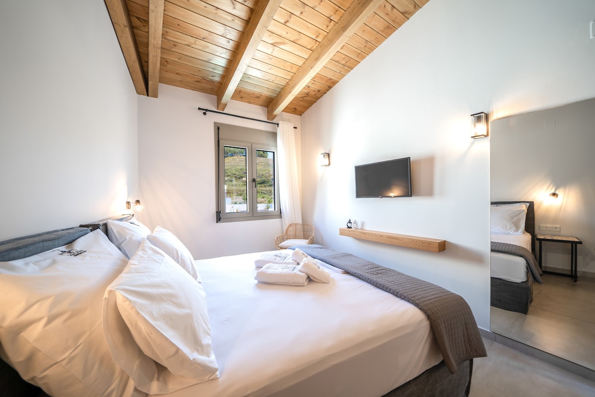 2张单人床，可以合并，顶部可以添加额外的床垫，将其转换为一张加大双人床