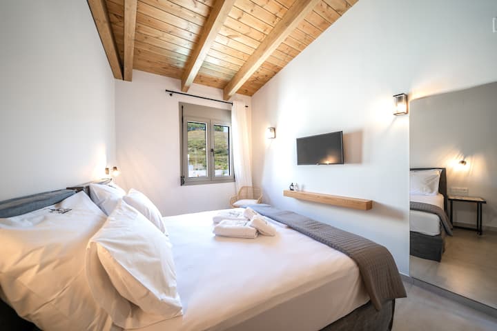 2 single beds that can be joined and an additional mattress can be added on top to convert it into a king-size bed