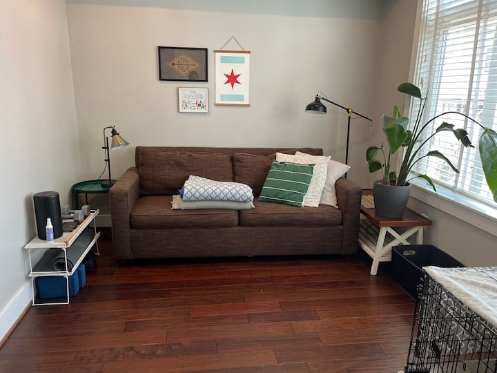 Chumba cha 2 cha kulala/Ofisi. Kochi linaingia kwenye kitanda aina ya Queen na tuna matandiko unayoweza kutumia (ninafurahi kukuandalia kabla ya kuwasili). Pia tuna kreti katika chumba hiki kwa ajili ya mtoto wako wa mbwa na vifaa vyepesi vya mazoezi. Inakabiliwa na njia tulivu.