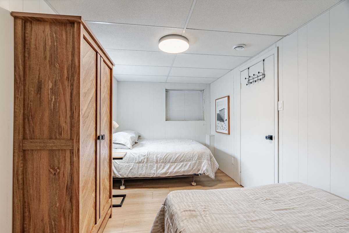 Побира удобно 4 - ма възрастни.  Гардероб и килер. 