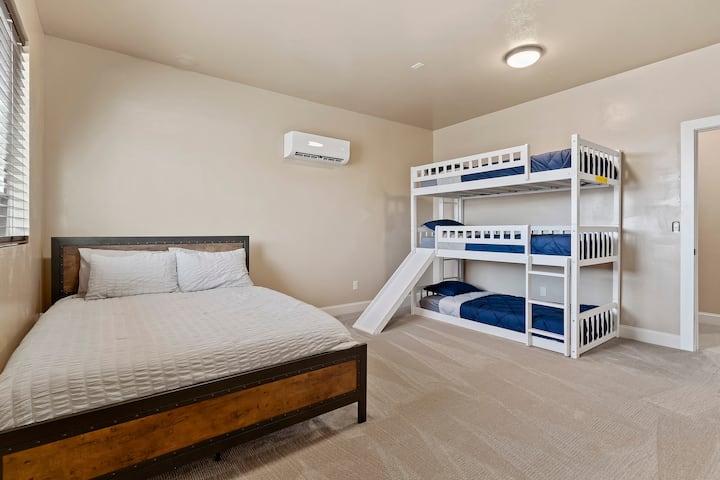 Chumba cha kulala cha 4 queen kilicho na vitanda vitatu (kiwango kikuu)