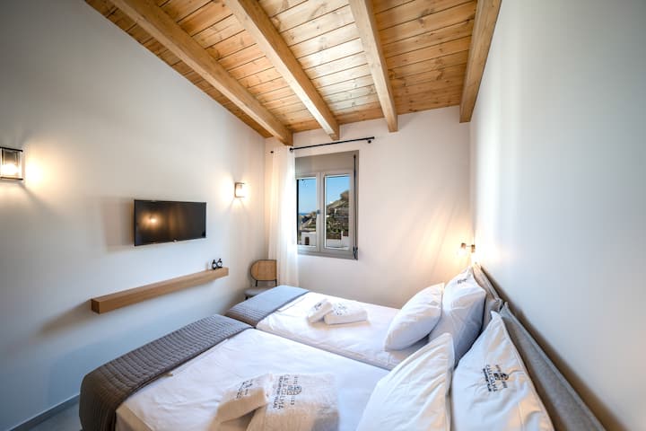 2 single beds that can be joined and an additional mattress can be added on top to convert it into a king-size bed