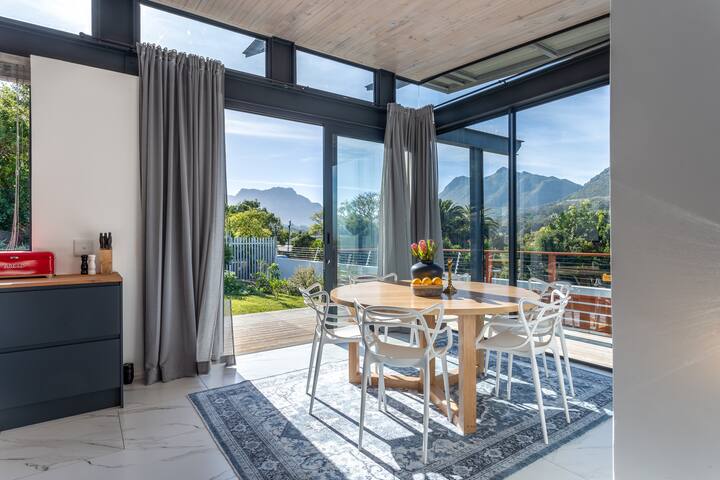 Sunny 3 Bedroom House with Mountain Views gallery image 4