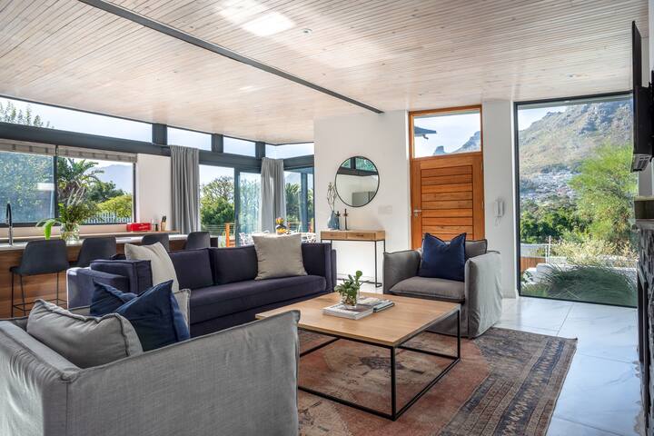 Sunny 3 Bedroom House with Mountain Views gallery image 5