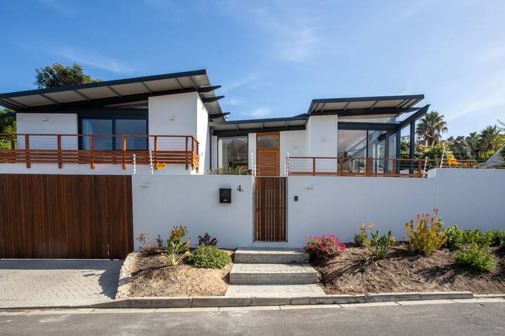 Sunny 3 Bedroom House with Mountain Views gallery image 2