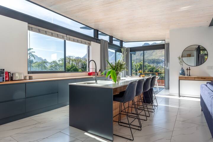 Sunny 3 Bedroom House with Mountain Views gallery image 3