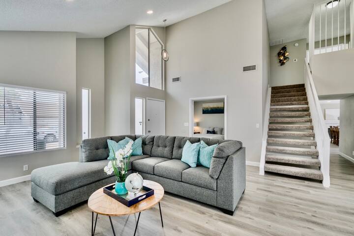 Delightful 4 BR Pool House with Hot Tub gallery image 2