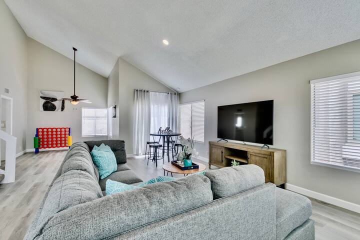 Delightful 4 BR Pool House with Hot Tub gallery image 4