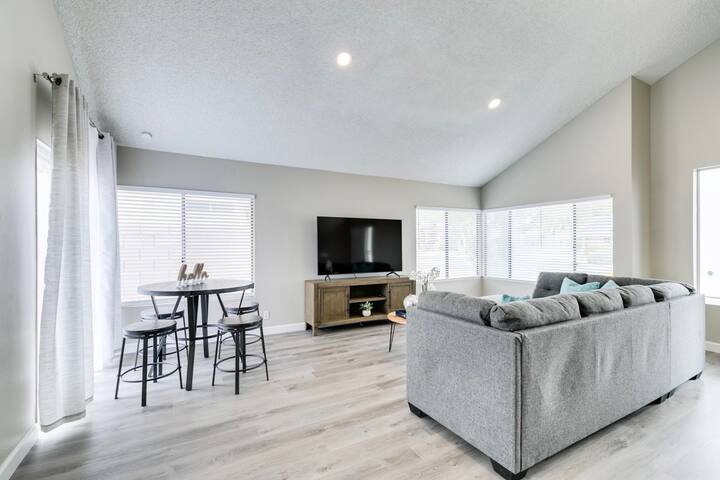 Delightful 4 BR Pool House with Hot Tub gallery image 3