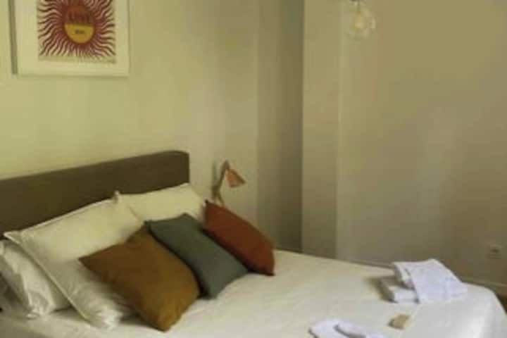 dhomë boho elegante me dollap magazinimi, dhomë dushi dhe tualet më pas