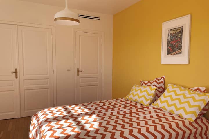 Dhoma e 20-të e para, krevat dopio, dhomë zhveshjeje dhe tavolinë pune 