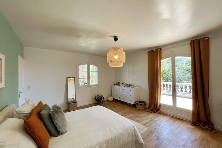 Dhomë gjumi kryesore në fshat me komodinë, dhomë dushi, tualet dhe tarracë