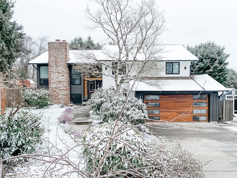 Beautiful renovated 6BR, hot-tub, huge backyard