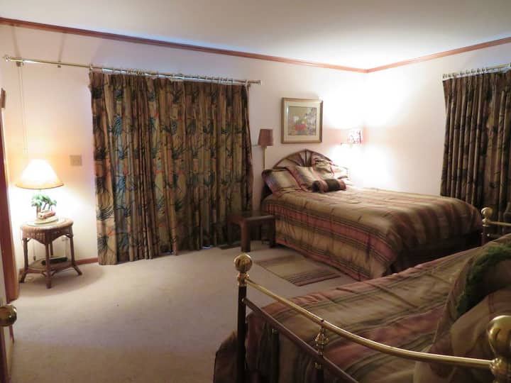 Главната спална соба на повисоко ниво има брачен кревет, дневен кревет и трндел.  Оваа соба има бања надвор од неа. 