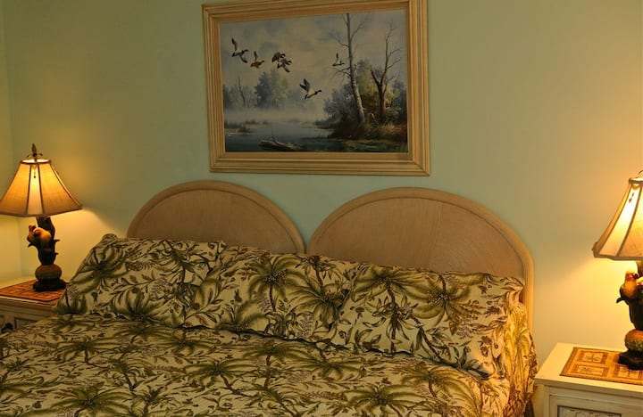 Спална соба на пониско ниво со брачен кревет