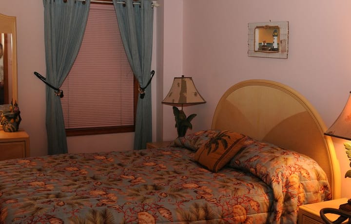 Спална соба на пониско ниво со брачен кревет