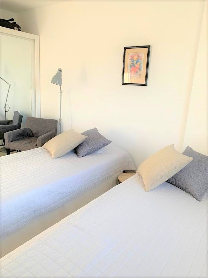 2e slaapkamer. 2 eenpersoonsbedden die naast elkaar kunnen worden geplaatst voor een kingsize bed. Op de bovenste verdieping.