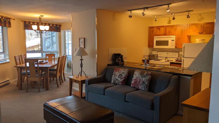 Spacious 2 Bedroom Deer Lodge With Free Parking! - Whistler Blackcomb