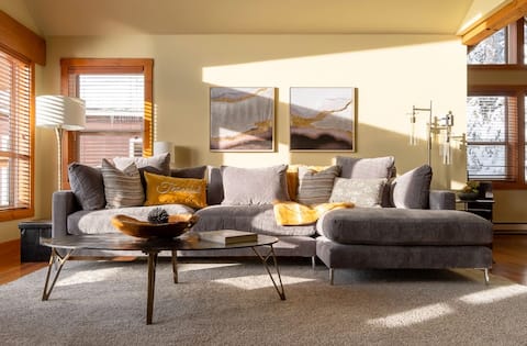 Popular Airbnb listing: Big White ski-in/out 4 bedroom chalet with hot tub in Kootenay Boundary E / West Boundary
