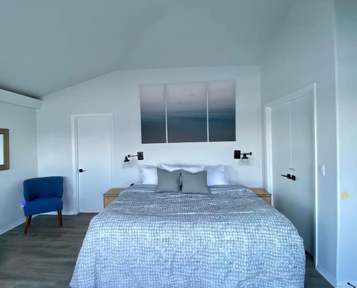 غرفة نوم رئيسية بسرير بحجم كبير.