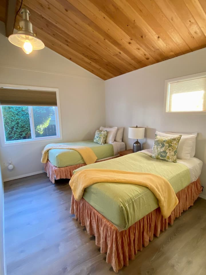 غرفة نوم للضيوف بسريرين مزدوجين.