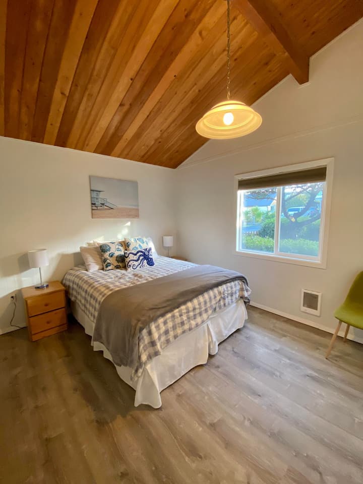 غرفة النوم الرئيسية الثانية بسرير بحجم كوين.