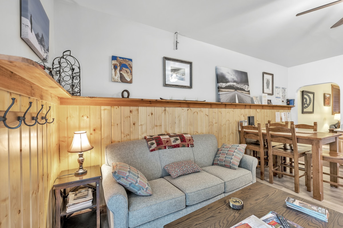 Простор до кујната со брачен кауч на спуштање, LCD HDTV, биро, канцелариски стол, интернет